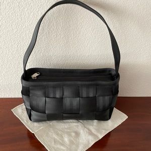 Harvey’s seatbelt bag